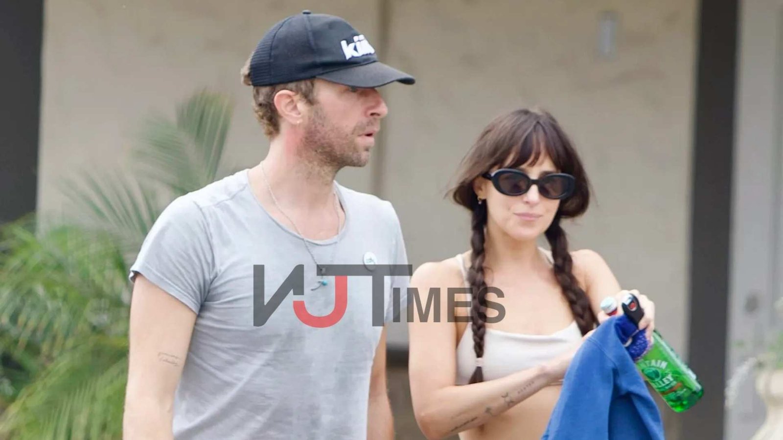 Chris Martin & Dakota Johnson